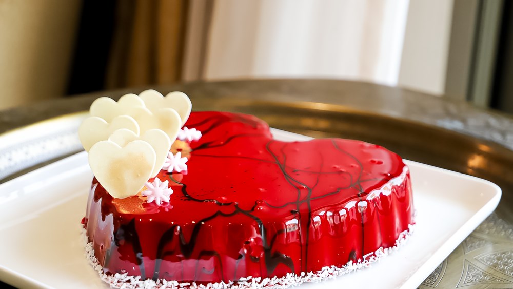 HEART-SHAPED CAKE (1 KG)