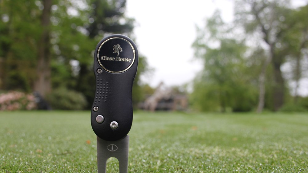 Close House Flick Pitchfork with Incorporated Magnetic Ball Marker